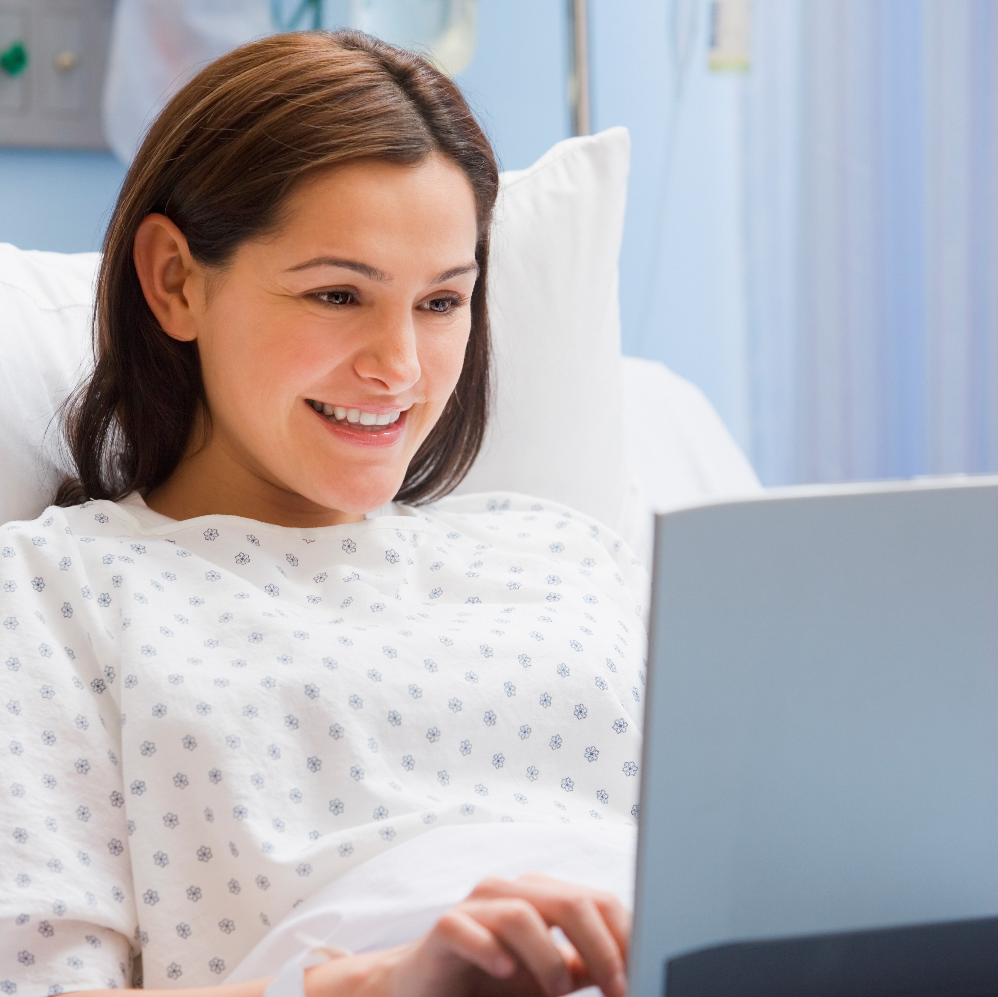 studentessa con il computer sul letto in ospedale