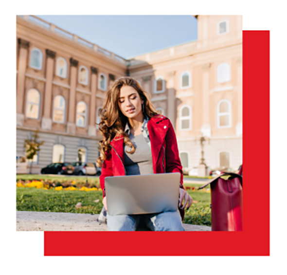 studentessa seduta fuori dall'università mentre usa il suo laptop studentessa seduta fuori dall'università mentre usa il suo laptop